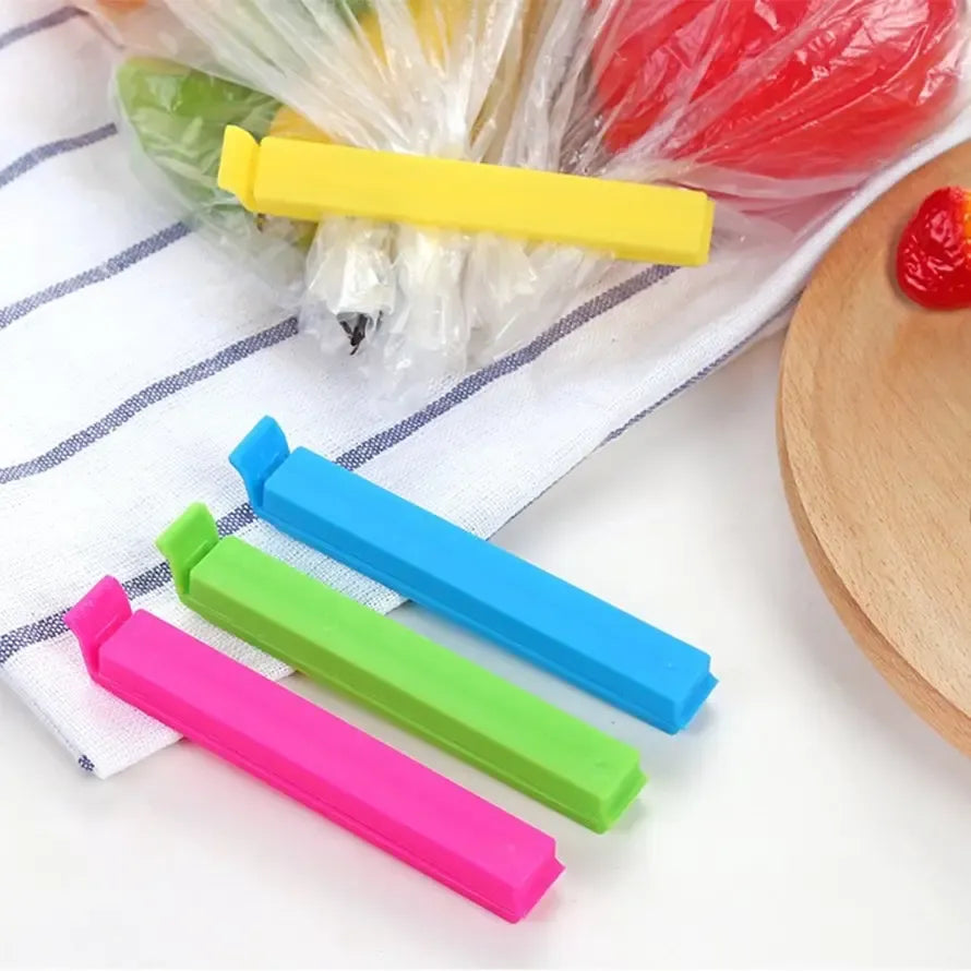 5 vnt. maišelių uždarymo segtukai, plastikiniai ir įvairių dydžių, tinkami sandariam maišelių uždarymui.