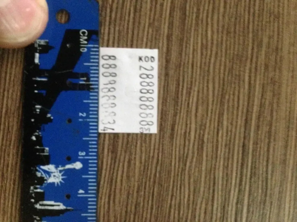 Dviejų eilučių kainų etikečių markiratorius MX6600, rankinis įrenginys su juostomis ir kontrolės mygtukais, baltos spalvos.