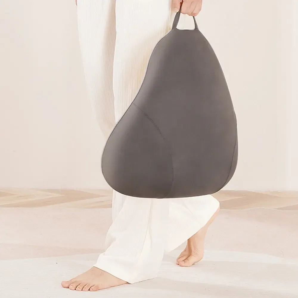 Masažinė pagalvė "Avokado" su ergonominiu dizainu, minkšta ir patogi naudoti namuose ar biure.