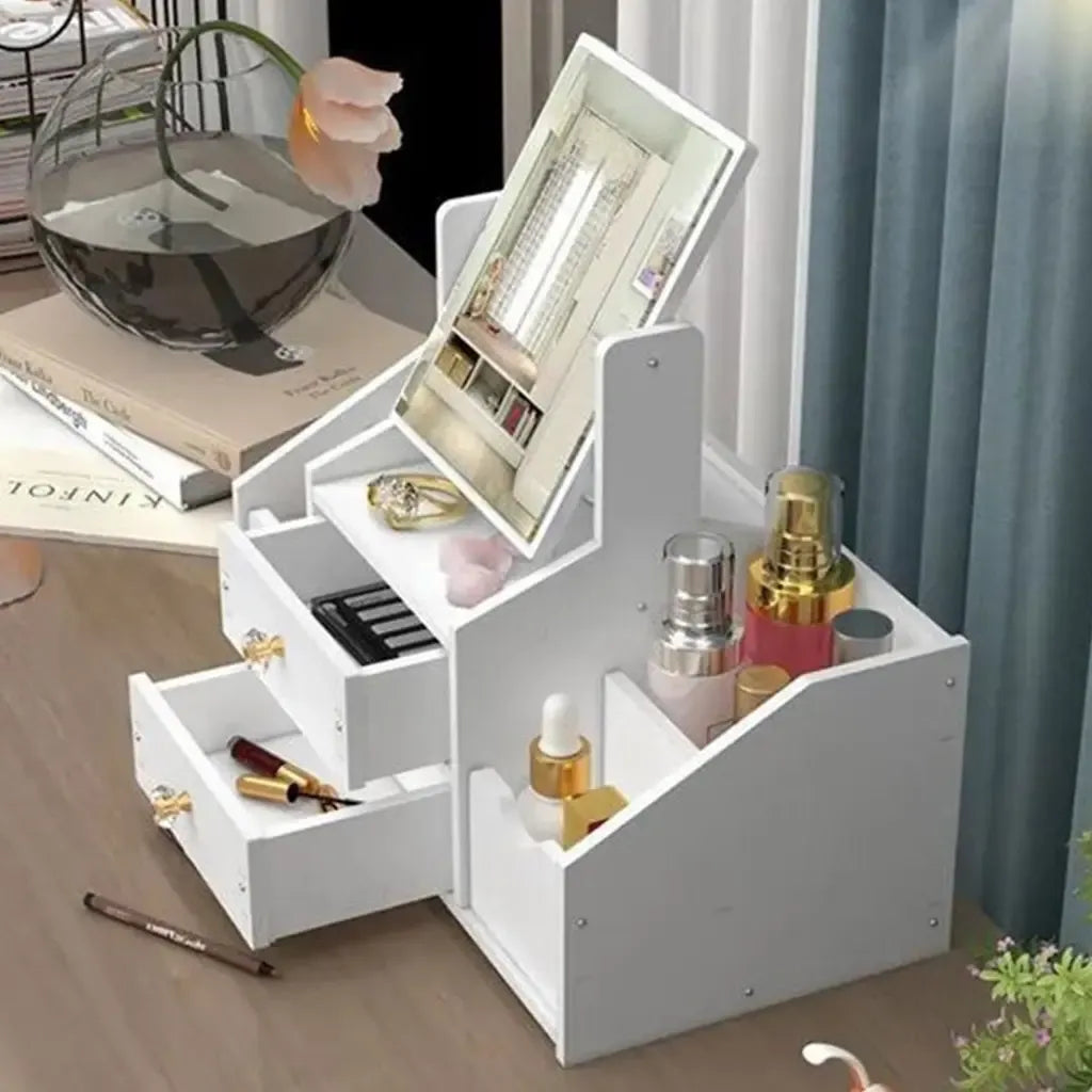 Baltas vintažinis medinis kosmetinis staliukas su veidrodžiu, elegantiška ir funkcionali baldų detalė vonios ar miegamojo kambariui.