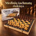 Medinis 3 viename šachmatų, šaškių ir nardų rinkinys TR2351A, matomos dalys ir žaidimo figūros ant baltos lentos.