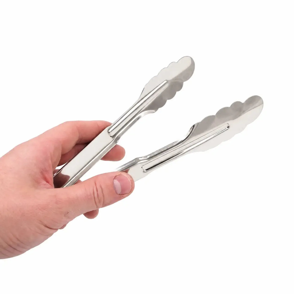 Metalinės virtuvinės žnyplės su gumuotomis rankenomis, skirtos maisto tvarkymui ir kepimui.