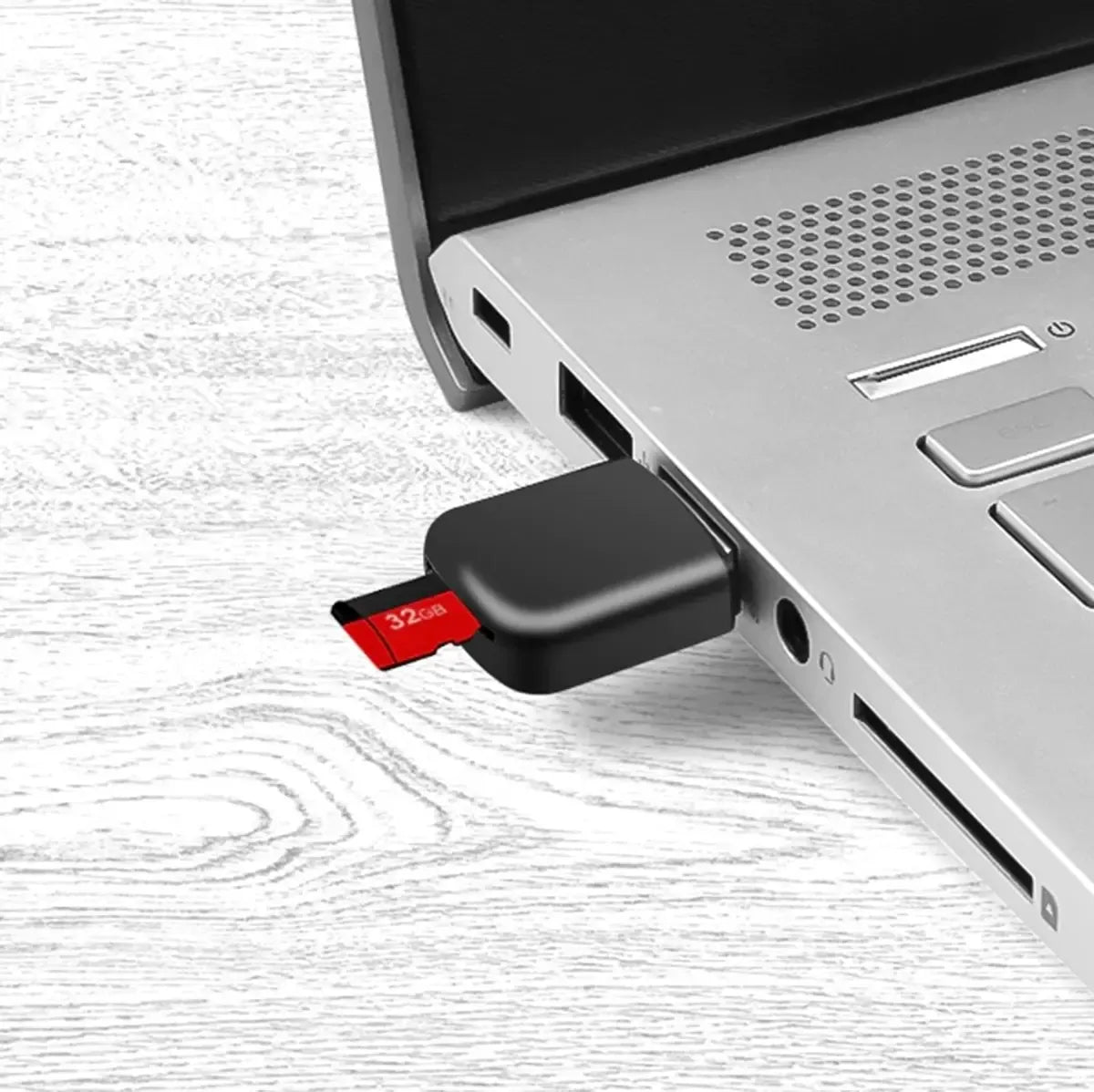 Kompaktiškas microSD ir TF kortelių skaitytuvas, juodas, su kortelių lizdais ir jungtimis, skirtas duomenų perkėlimui.