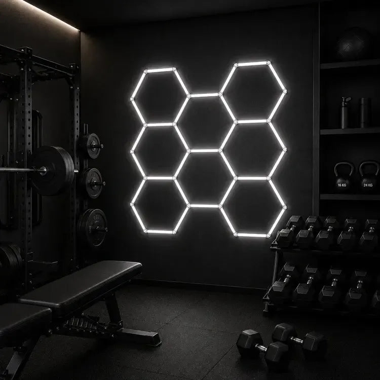 Modulinis lubinis LED šviestuvas Hexagon, modernus ir geometrinis, baltos spalvos, su daugybe šviesos modulių.