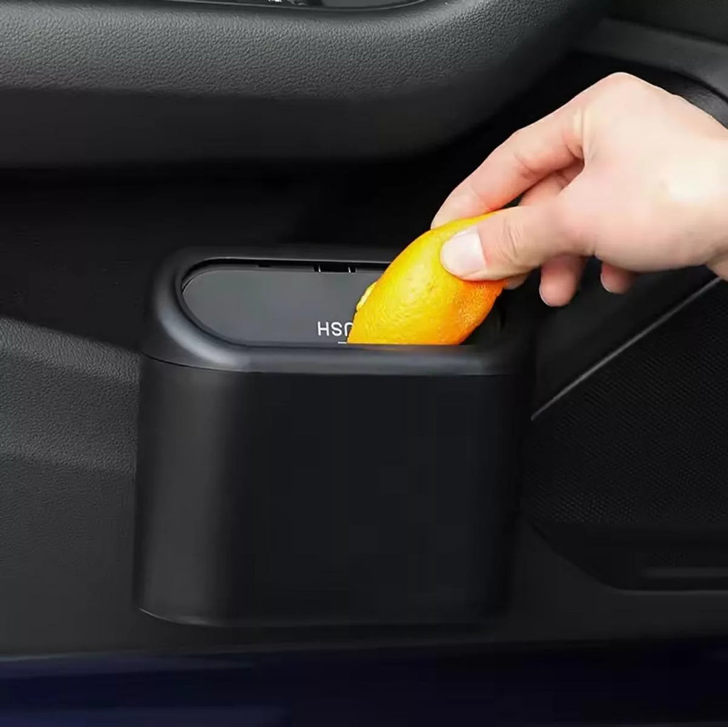 Automobilinė šiukšlių dėžė su dėklų laikikliu, skirta automobiliui, tamsiai pilka medžiaga, patogi ir praktiška.