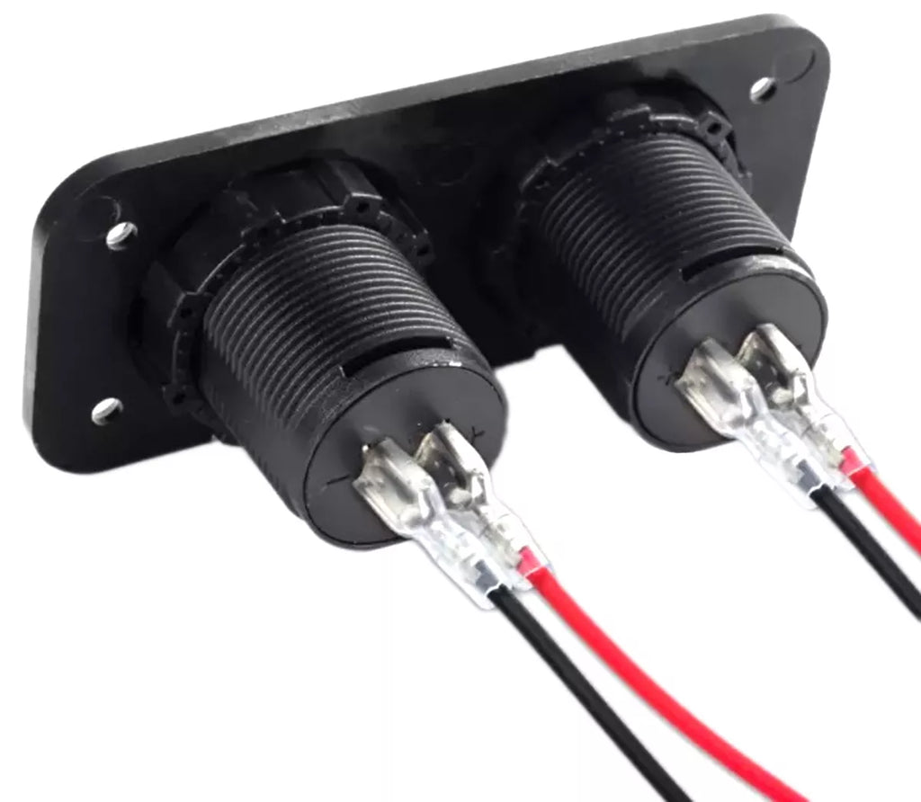 Automobilinis USB įkroviklis su voltmetru ir dviguba USB jungtimi, tvirtinimo lizdas automobiliui, juodas.