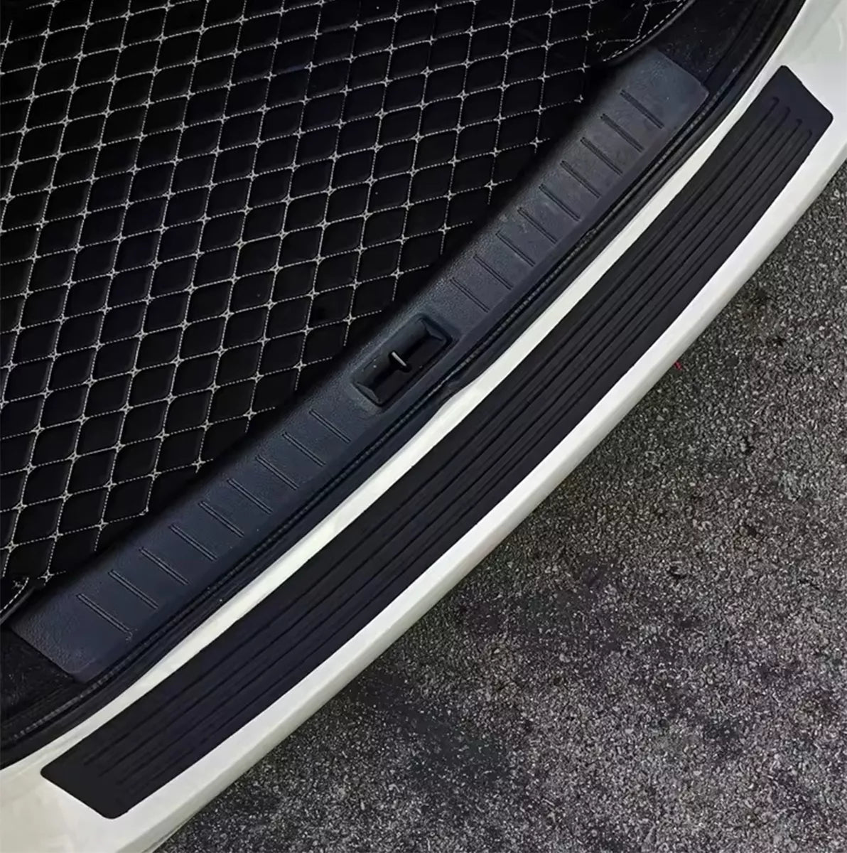 Automobilio buferio apsauginė juostelė, 104 cm, lanksti ir tvirta, naudinga apsaugoti automobilio buferį nuo įbrėžimų.