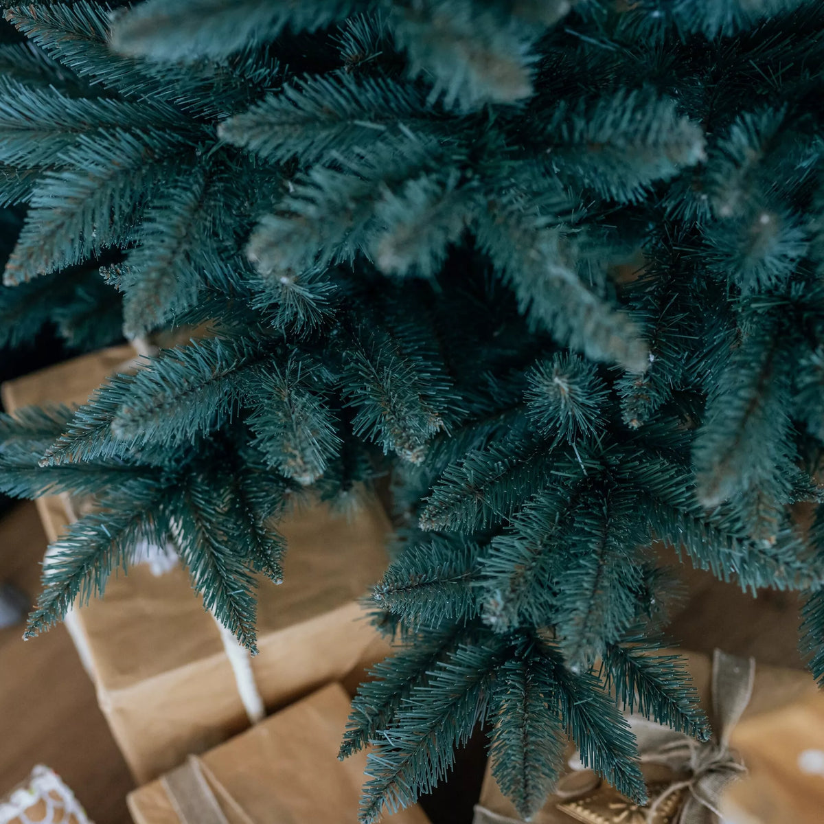 Dirbtinė Kalėdų eglutė Siberian Spruce, 150 cm, žalios spalvos su dirbtiniais spyglių lapais.