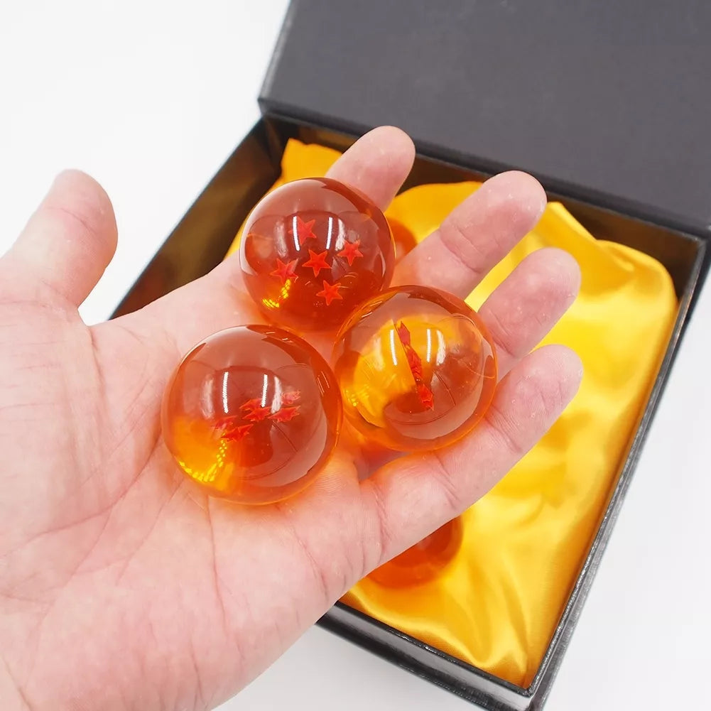 Vaizdas: Dragon Ball drakono rutulių rinkinys su dėžute, sudarytas iš kelių spalvingų rutulių, skirtas kolekcionavimui ir žaidimams.