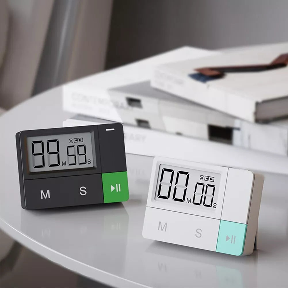 Elektroninis laikmatis su skaitmeniniais rodmenimis ir mygtukais, naudojamas laikui matuoti ir stebėti.