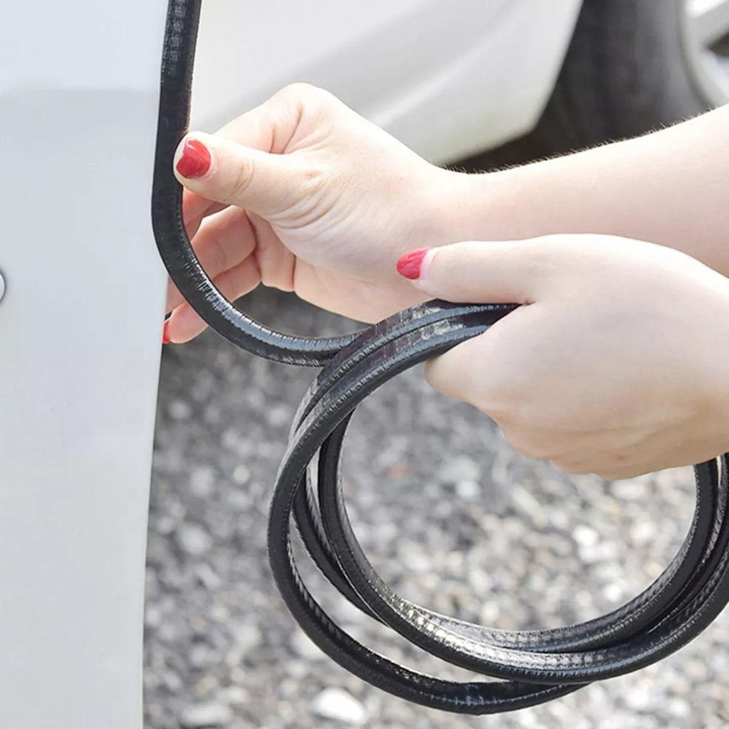 Automobilio durelių kraštų juostelė, skirta apsaugoti ir apjuosti automobilių duris, sidabrinė spalva, matoma iš arti.