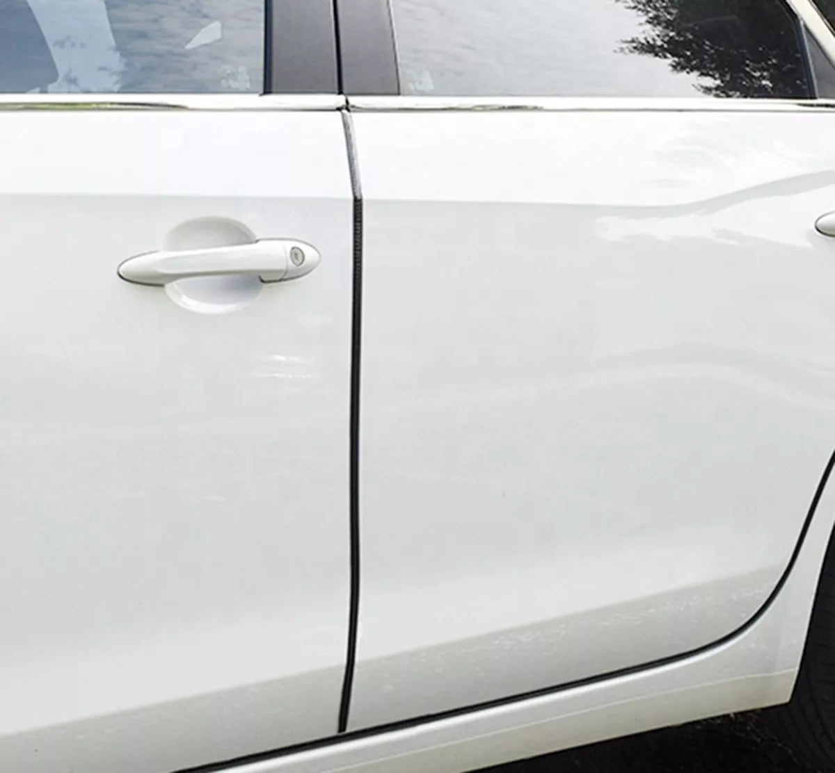 Automobilio durelių kraštų juostelė, apsauginė ir apsauganti nuo įbrėžimų, tinka įvairių automobilių modeliams.