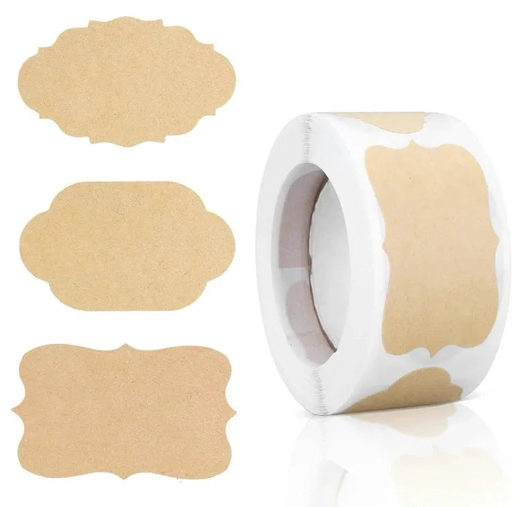 Lipnios etiketės maisto produktams žymėti, 300 vnt., baltos, su raudonu užrašu, skirtos maisto žymėjimui ir organizavimui.