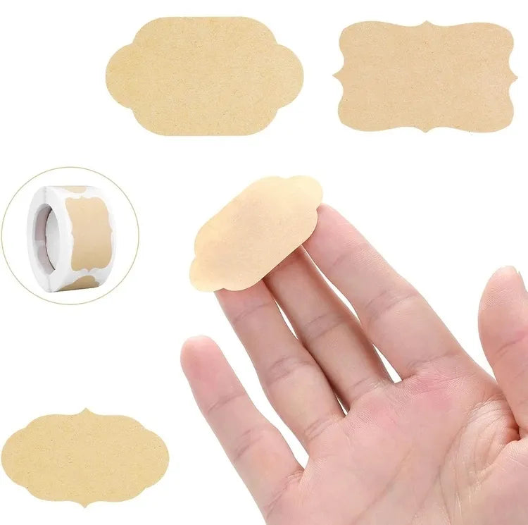 Lipnios etiketės maisto produktams žymėti, 300 vnt., mažos, baltos, su lipnia juosta, patogiai naudoti namuose ir virtuvėje.