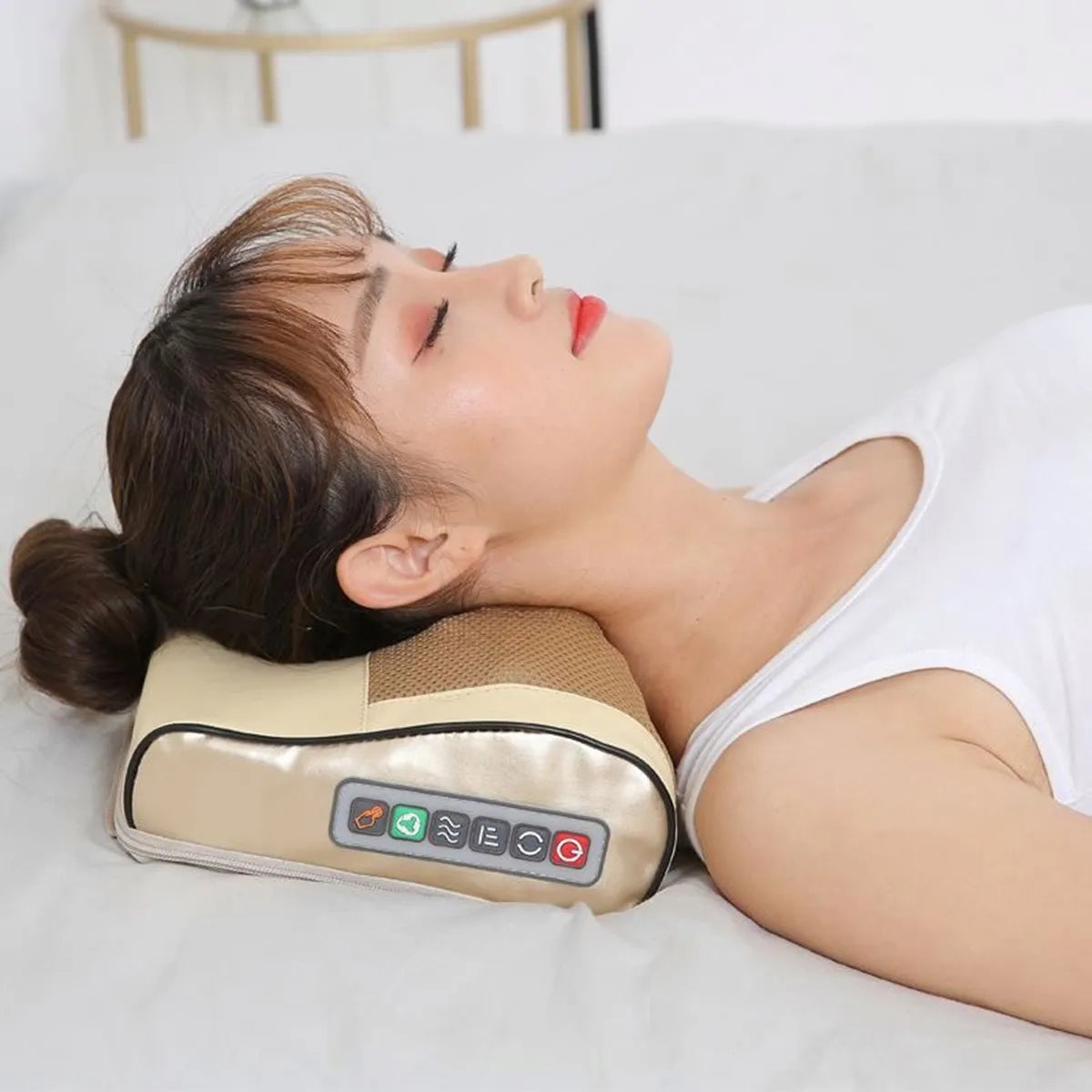 Ši masažinė Shiatsu XLINE pagalvė su šildymo funkcija, matoma iš arti, su minkštu apmušalu ir masažo funkcijos mygtukais.