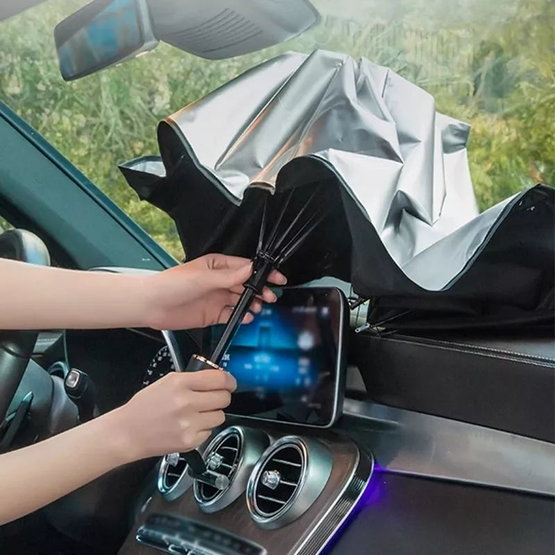 Automobilio saulės skėtis, apsaugantis nuo saulės spindulių, išplečiamas ir tvirtinamas prie lango.