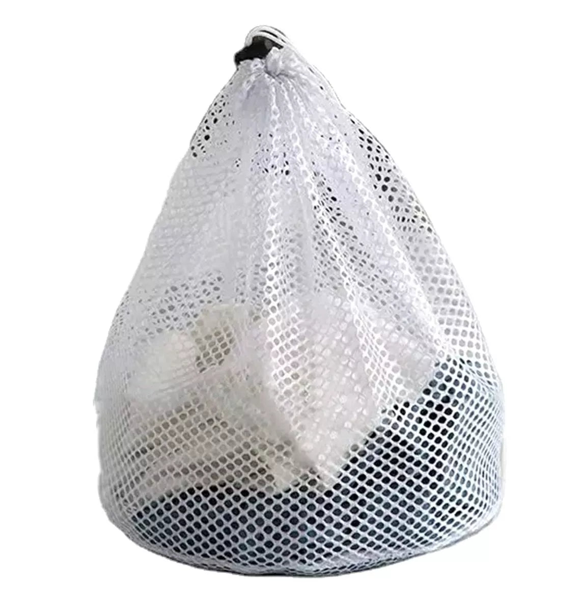 Plastikinis skalbimo tinklas, skirtas apsaugoti drabužius skalbimo metu, matomas iš arti.