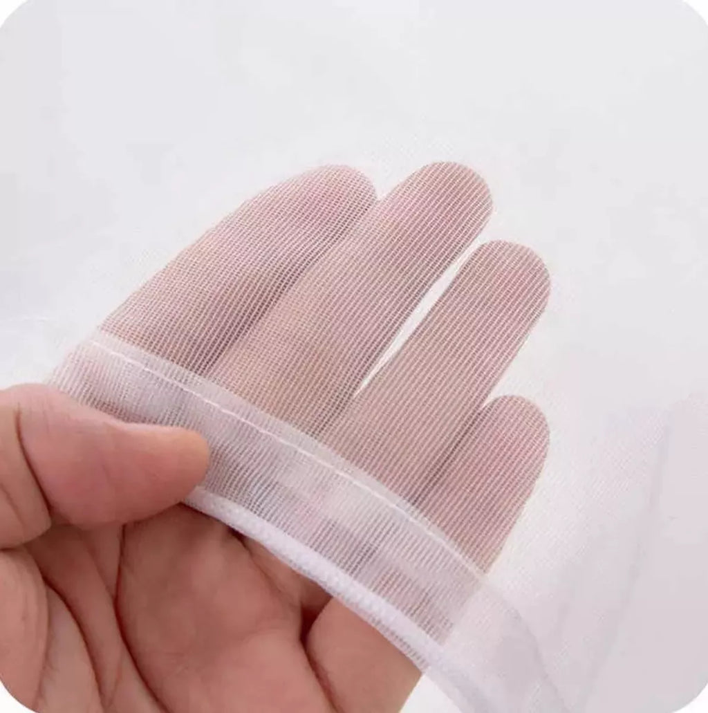 Mažas skalbimo tinklelis, tinkamas dėvėtų drabužių ir patalynės skalbimui, tinkamas naudoti namuose.