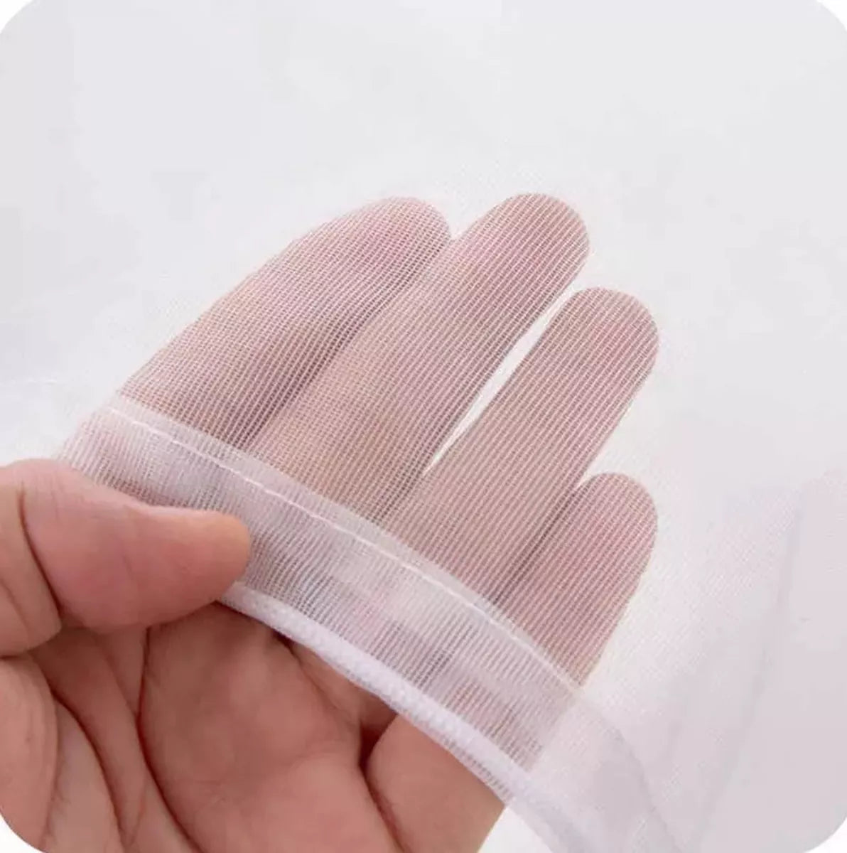 Mažas skalbimo tinklelis, tinkamas dėvėtų drabužių ir patalynės skalbimui, tinkamas naudoti namuose.