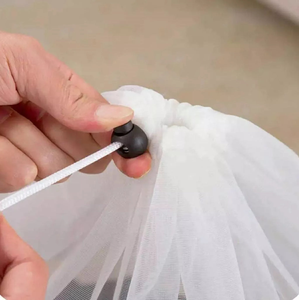 Plastikinis skalbimo tinklelis, tinkantis drabužių saugiam skalbimui, matomas su tinkleliu ir užsegimu.