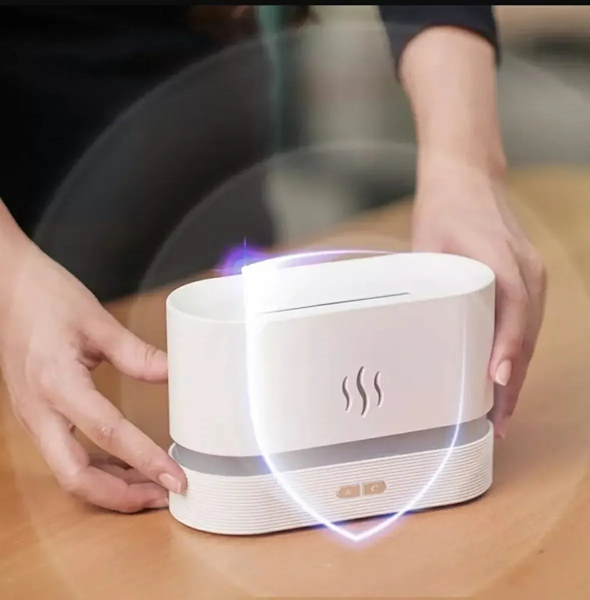 Ultragarsinis oro drėkintuvas su liepsnos imitacija ir LED apšvietimu, skaidrus korpusas ir dekoratyvinis dizainas.