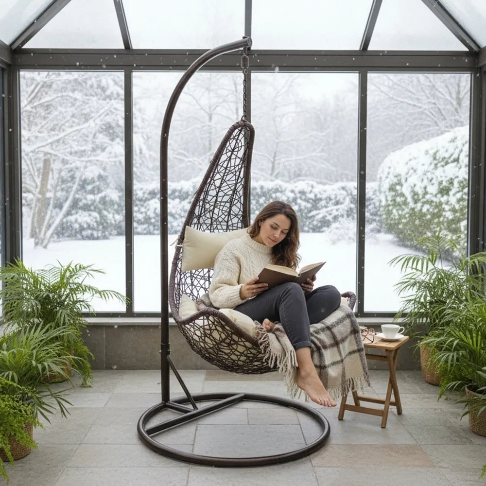 Riputatav tool – tumepruun kreemjate patjadega