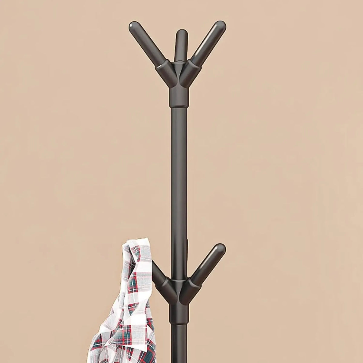 Pastatoma drabužių kabykla su kabliukais, 170 cm ilgio, medinė ir tvirta, skirta organizuoti drabužius ir aksesuarus namuose.