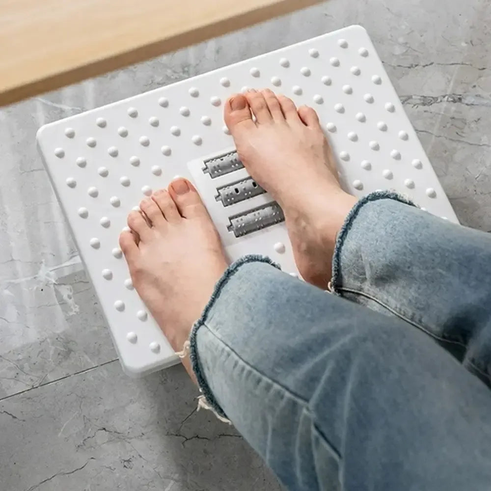 Ergonomiškas pėdų masažuoklis ir supamas pakojis, skirti komfortui ir poilsiui, matomi iš arti.
