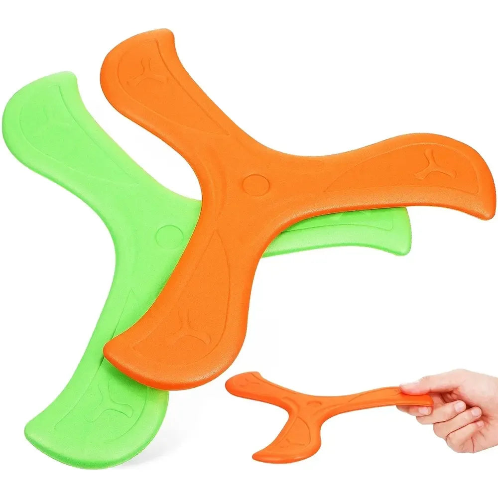 Plastikinis bumerangas aktyviam laisvalaikiui, spalvingas ir lengvas, tinkamas žaidimams lauke, gerai matomas ir patvarus.