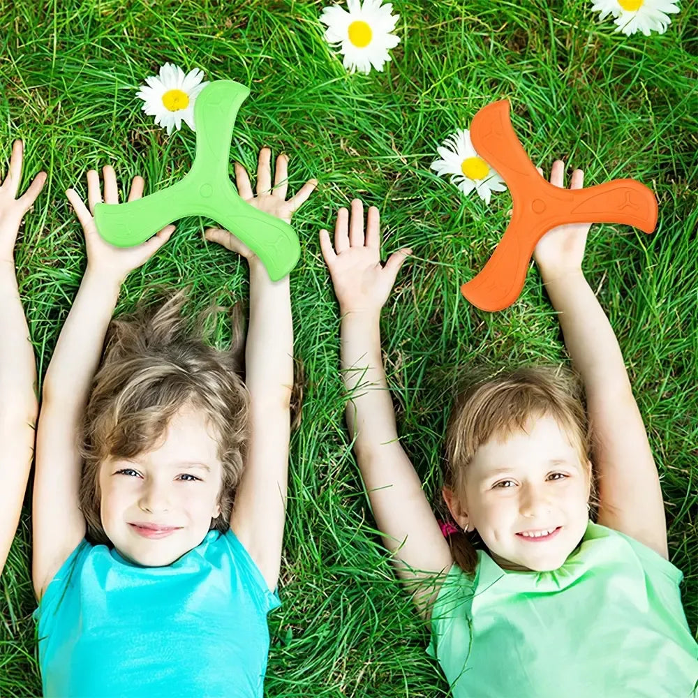Plastikinis bumerangas aktyviam laisvalaikiui, spalvingas ir lengvas, skirtas žaisti lauke ir mėgautis sportu.