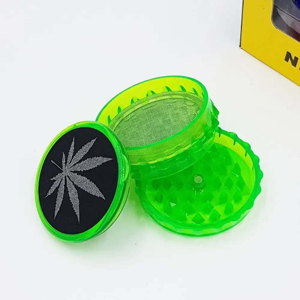 Plastikinis tabako smulkintuvas „Grinderis“, 5,5 cm, kompaktiškas ir patogus naudoti su aštriais peiliais.