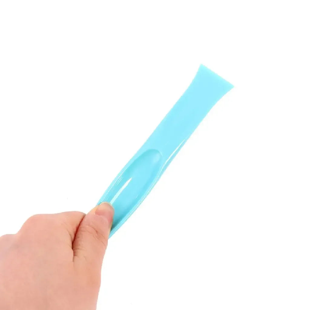 Plastikinis virtuvės grandiklis su plačia priekaba ir rankena, tinkamas maisto ruošimui ir maišymui.