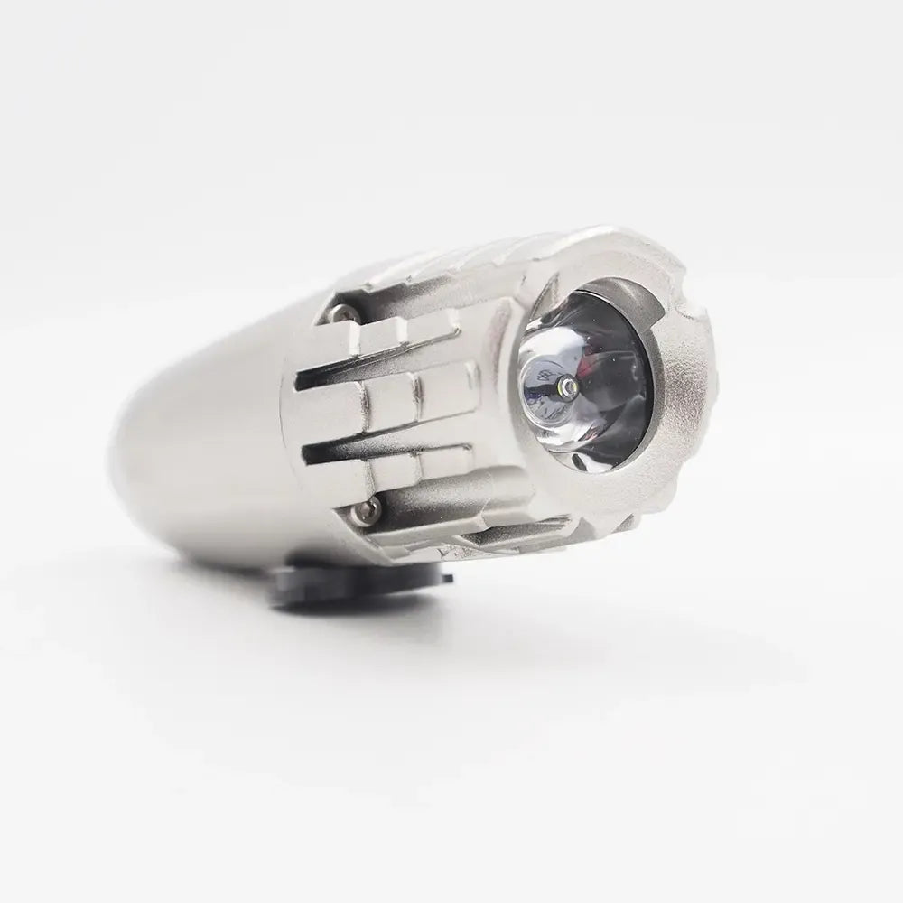 Priekinis dviračio žibintas XLINE su LED technologija, aiškiai matomas ir įjungtas, skirtas saugiam važiavimui tamsoje.