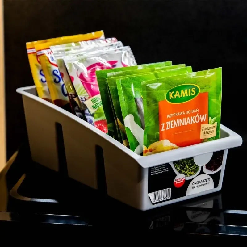 Prieskonių dėklas, skirtas tvarkingam prieskonių laikymui virtuvėje, su keliomis erdvėmis ir patogiu dangčiu.