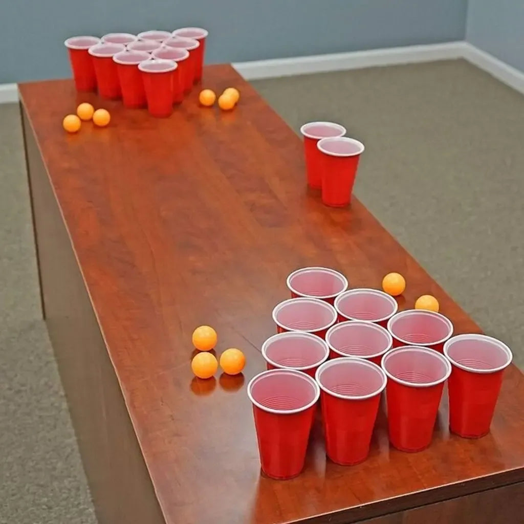 Beer pong žaidimo rinkinys su puodeliais ir kamuoliukais vakarėliams, skirtas linksmiems žaidimų momentams.