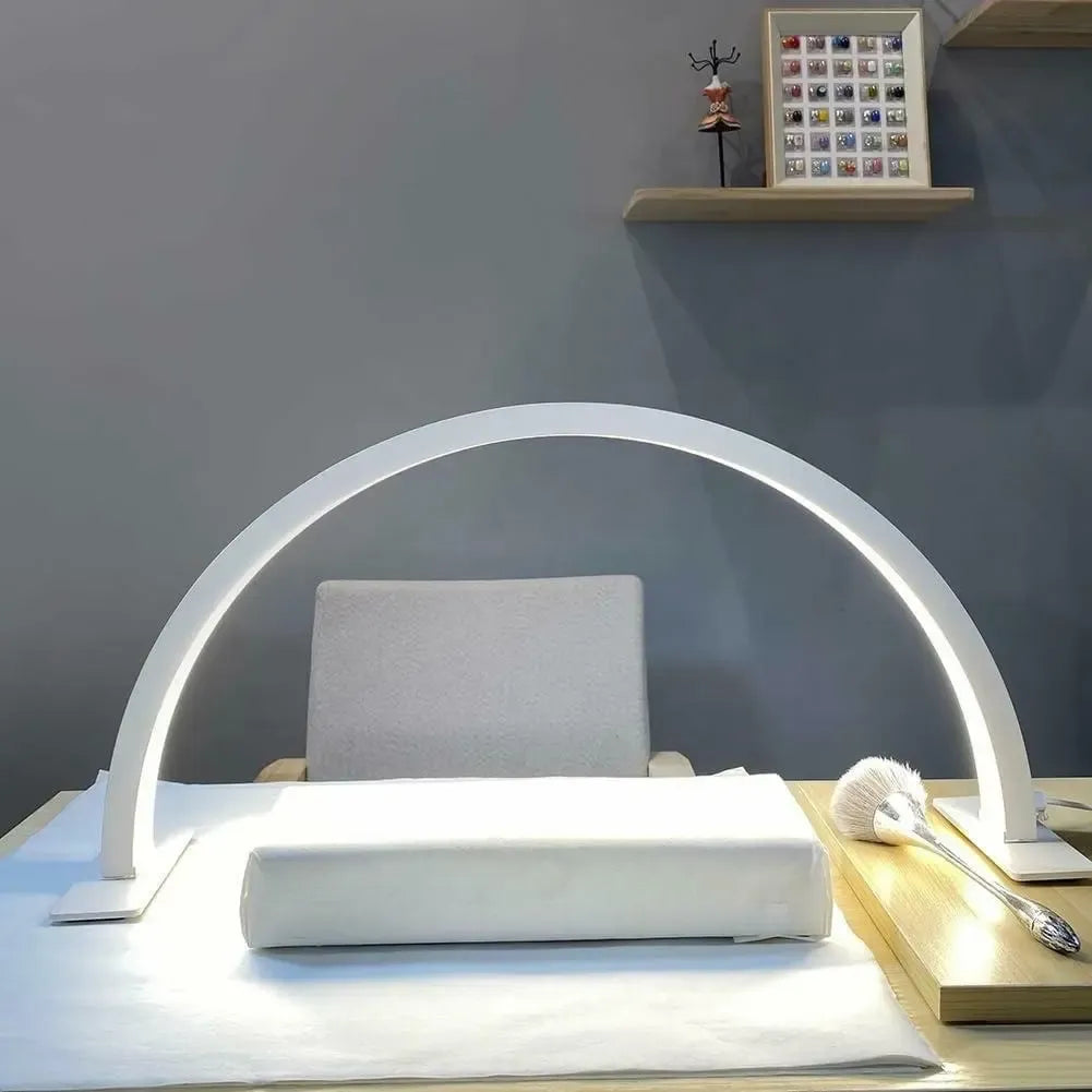 Profesionali 36 W pusmėnulio formos LED lempa grožio salonams, šviesos šaltinis su reguliuojamu apšvietimu ir patogiu dizainu