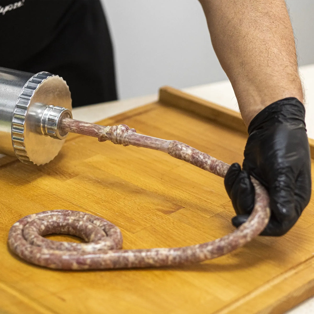Rankinis horizontalių dešrų kimštuvas, skirtas 2,5 kg mėsos gaminiams, su rankenomis ir užpildymo funkcija.