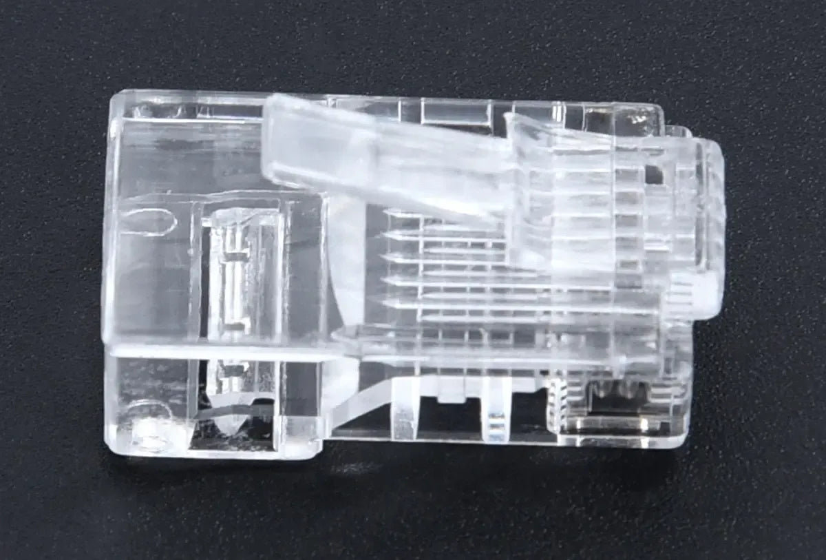 RJ-45 8P8C tinklo jungtis interneto kabeliui, detalus vaizdas, juoda ir sidabrinė jungtis su kontaktų kontaktai