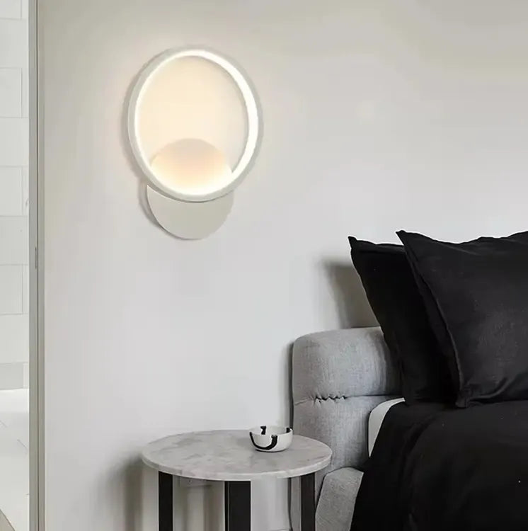 Baltas sieninis LED šviestuvas su 12 W galia ir 1260 liumenų šviesos intensyvumu, modernus apšvietimo sprendimas.