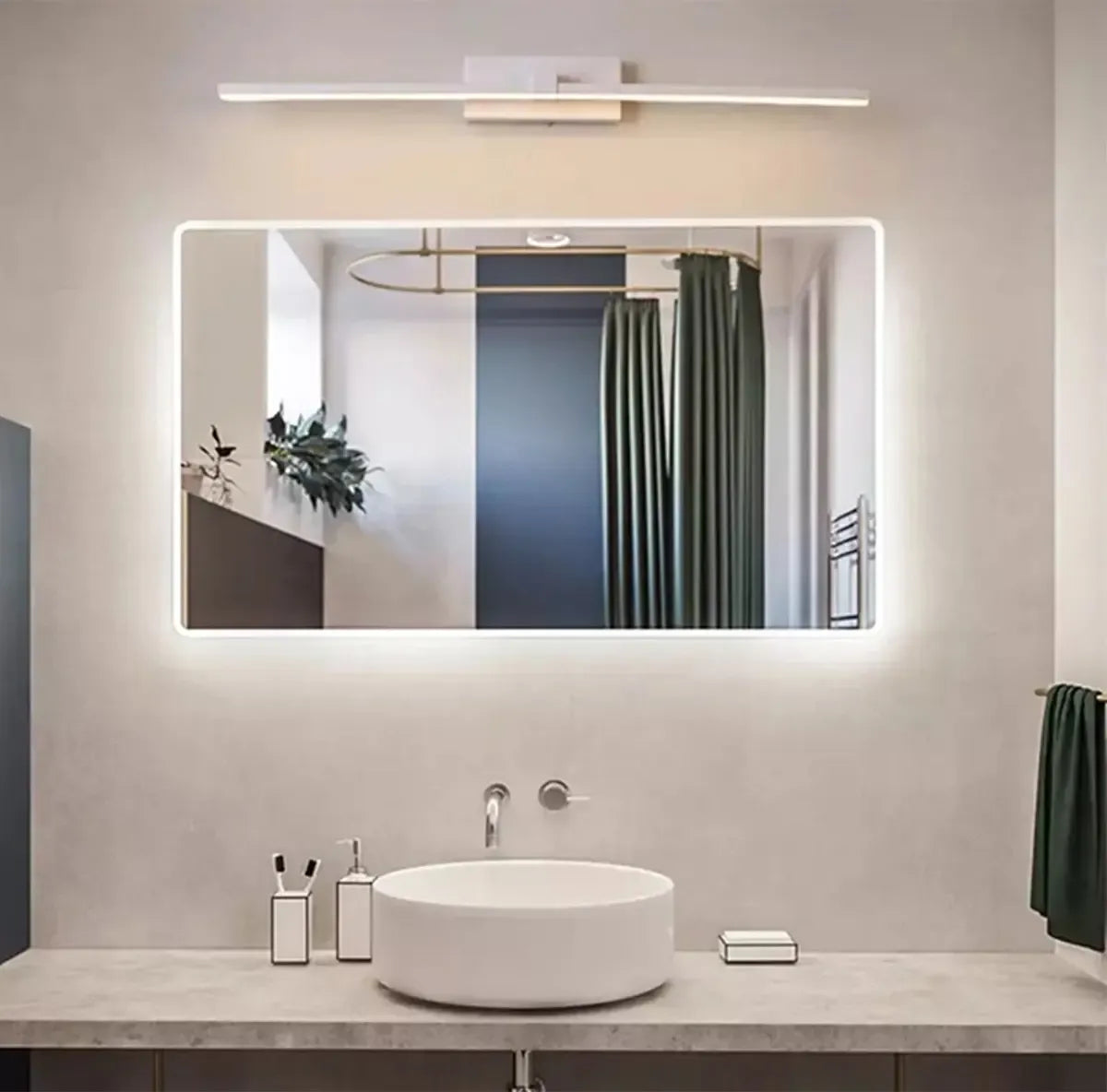 Baltas LED sieninis šviestuvas virš veidrodžio, 60 cm, modernus ir šviesus apšvietimas vonios ar miegamojo patalpoms.