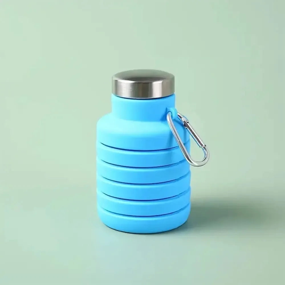 Sulankstoma silikoninė gertuvė 550 ml, mėlyna, su ištraukiamu snapeliu ir patogiu lankeliu, skirta vandeniui gerti kelionėse.