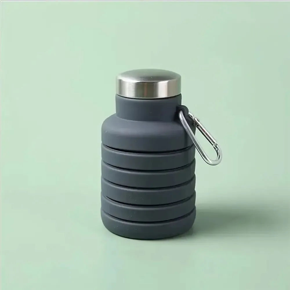 Mėlyna sulankstoma silikoninė gertuvė 550 ml, patogi nešiotis ir sulankstyti, ideali kelionėms ir aktyviam laisvalaikiui.