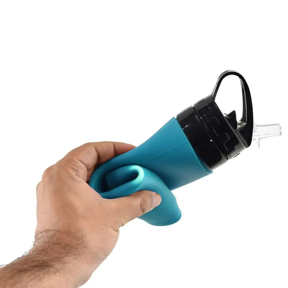 Juoda sulankstoma silikoninė gertuvė 600 ml, lanksti ir patogi naudoti, matoma išplėtus ar suspaustą būseną.