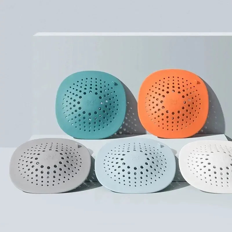 Silikoninis sietelis kriauklei, apsaugantis nuo nešvarumų ir vandens purslų, tinkantis naudoti virtuvėje.