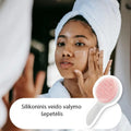 Silikoninis veido valymo šepetėlis, tinkantis odos šveitimui ir valymui, turintis minkštus silikoninius šerelius.