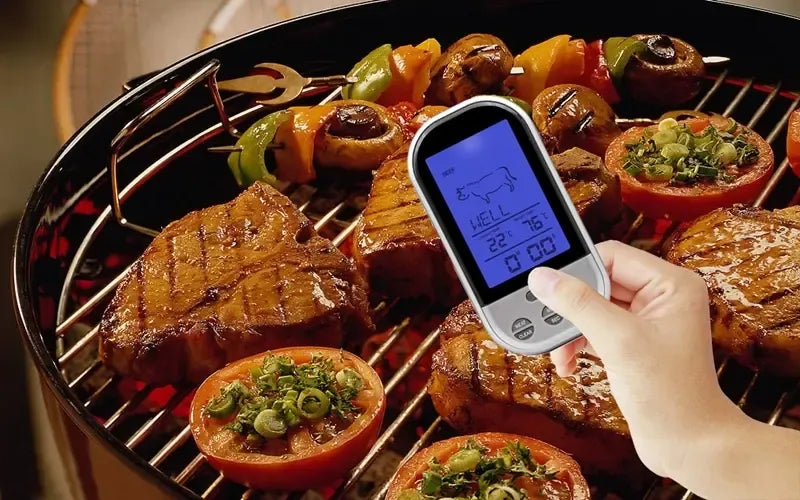 Skaitmeninis maisto termometras su nerūdijančio plieno zondo matuoja temperatūrą virtuvėje ar maisto ruošimui.