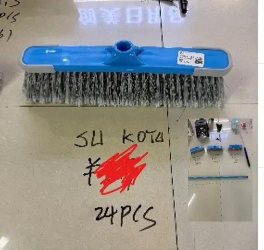 Mėlyna šluota su kotu, patogi namų valymui, matoma šluotos šepetys ir ilgas kotas, tinkama grindų šlavimui.