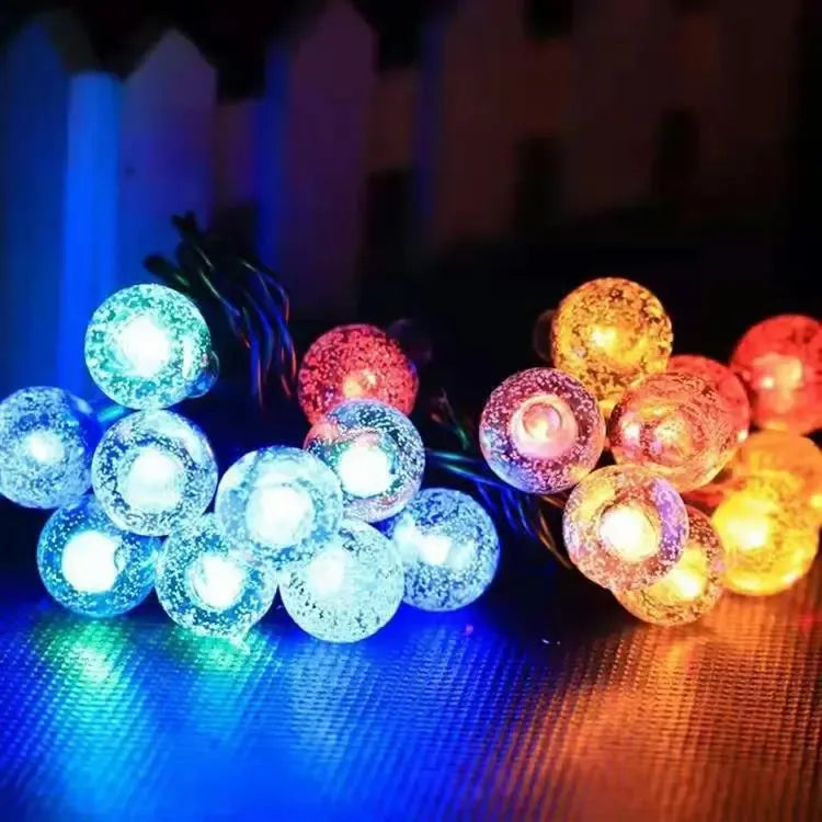 Sodo apšvietimo girlianda su saulės energijos LED žibintais, šviečia šviesiomis švieselėmis lauko terasoje ar sode.