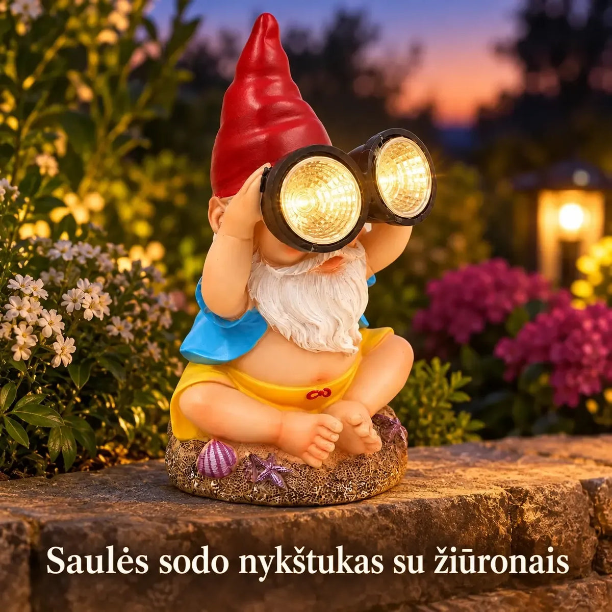 Sodo nykštukas su šviečiančiais žiūronais ir saulės panele, dekoratyvinis mažas sodo statinys, žavus ir funkcionalus apšvietimas.