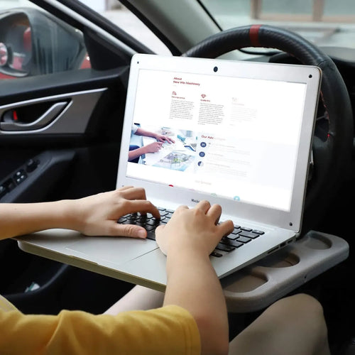 Daugiafunkcis automobilių staliukas, patogus naudojimui kelionėse, su laikikliais ir erdvėmis daiktams.